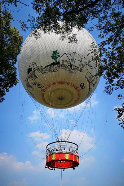 南投縣政府引進氦氣球，可360度欣賞山脈景致。(圖／南投縣政府)