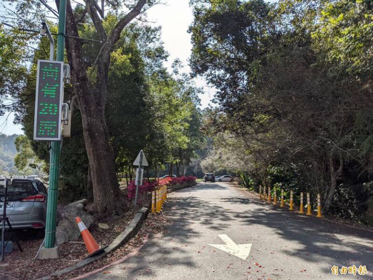 日月潭環潭公路公有停車場，設置剩餘車位電子看板，方便遊客掌握車位狀況，避免入場後才發現沒位子，必須重新繞出場另覓處所停車。（記者劉濱銓攝）