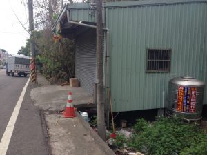 1.新增實體分隔人行道及護欄 前