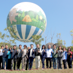 許淑華縣長與現場貴賓共同試搭繫留式氦氣球，實地體驗高空觀景設施，為園區營運測試揭開序章。