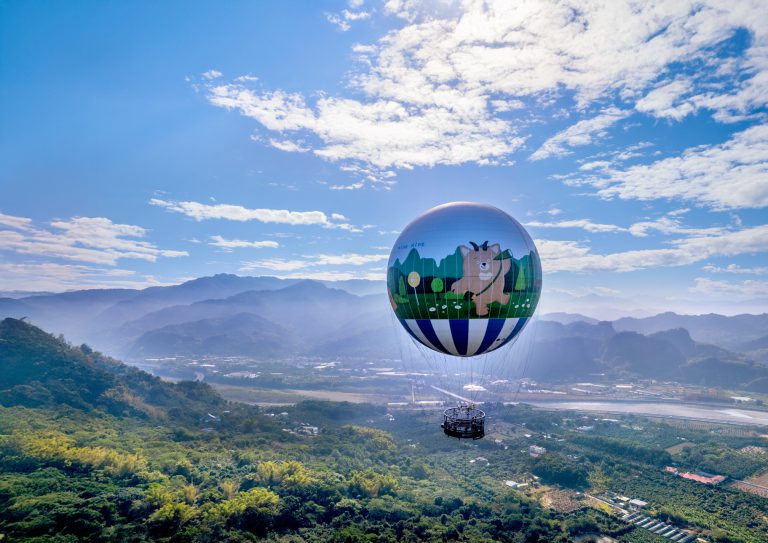 薰衣草森林南投九九峰園區自法國引進全台唯一的繫留式觀光氦氣球，為目前全球現役營運中升空高度最高的氦氣球。