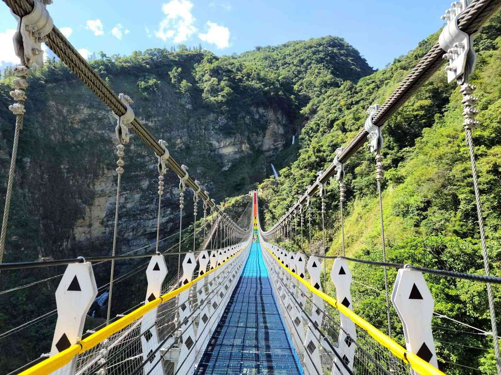 雙龍七彩吊橋